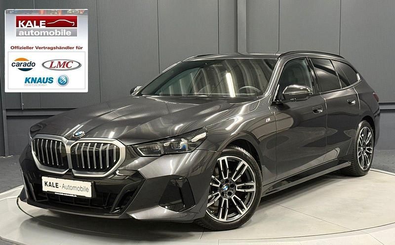 Grau Gebraucht 2024 BMW 520 M Sport Kombi | 54.890 € (Fairer Preis) - Bild 1/4