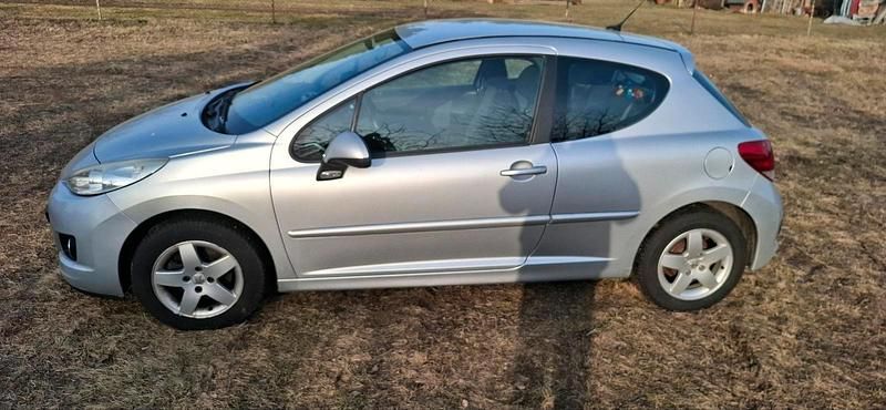 Gebraucht Peugeot 207 95 PS (69 kW) 2010 Silber Kleinwagen