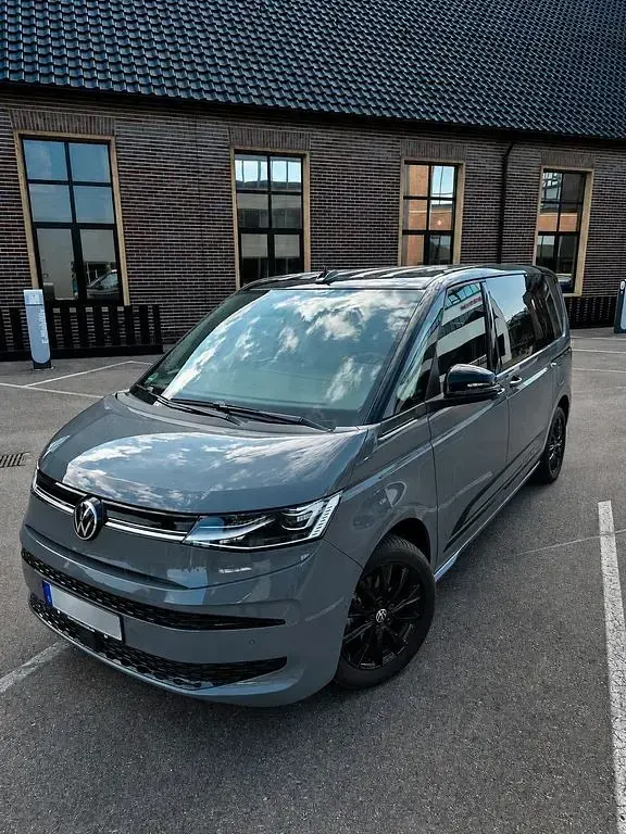 Używany VW Multivan Life 150 KM (110 kW) 2024 Szary Minivan
