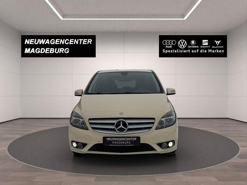 Gebraucht Mercedes B180 109 PS (80 kW) 2014 Gelb Van / Kleinbus