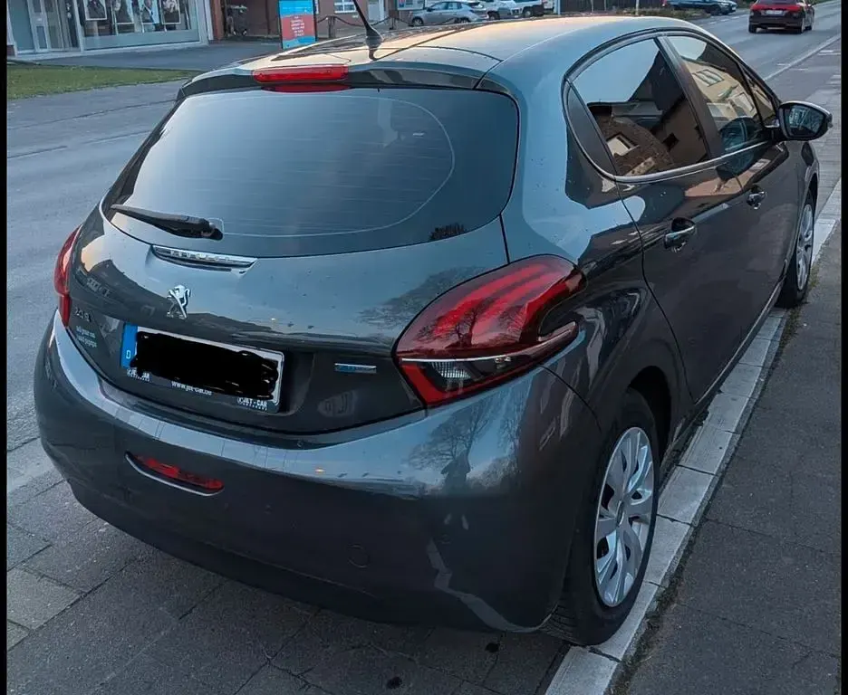 Gebraucht Peugeot 208 Active 83 PS (61 kW) 2017 Grau Kleinwagen