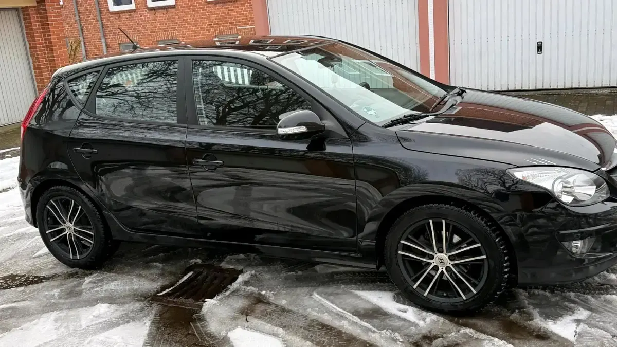 Gebraucht Hyundai i30 90 PS (66 kW) 2011 Schwarz Kleinwagen