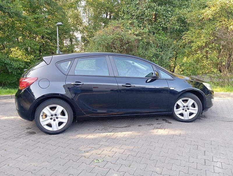 Gebraucht Opel Astra 116 PS (85 kW) 2010 Schwarz Limousine