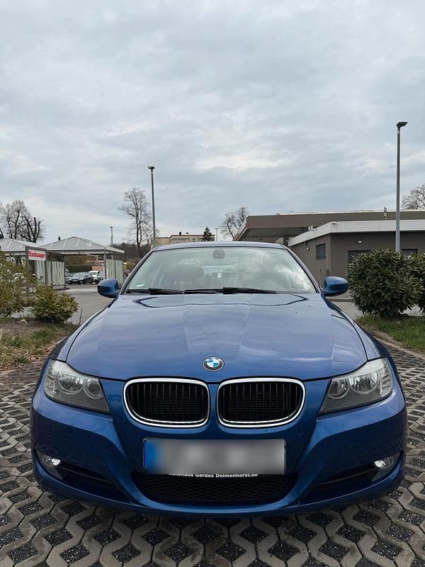 Second-hand BMW 318 143 CP (105 kW) 2011 Albastru Berlinǎ
