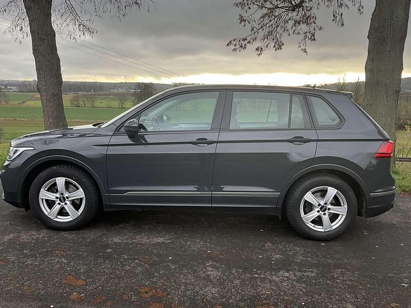 Gebraucht VW Tiguan Basis 150 PS (110 kW) 2021 Grau SUV
