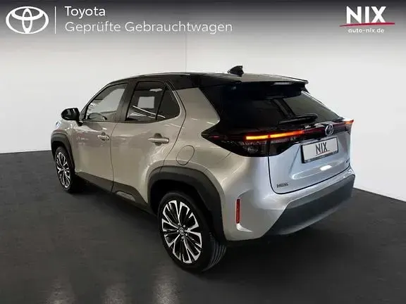 Gebraucht Toyota Yaris Elegant 116 PS (85 kW) 2022 Shimmering silver metallic, dach schwarz Kleinwagen