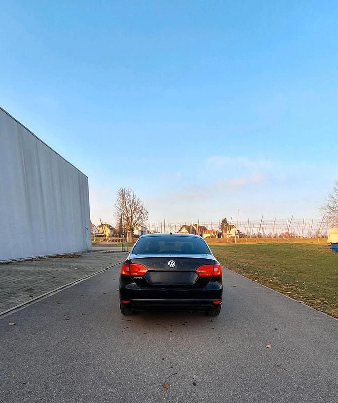 Gebraucht VW Jetta Trendline 105 PS (77 kW) 2012 Schwarz Limousine