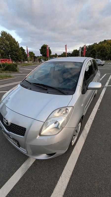Silber Gebraucht 2006 Toyota Yaris Kleinwagen | 2.000 € (Guter Preis) - Bild 1/4