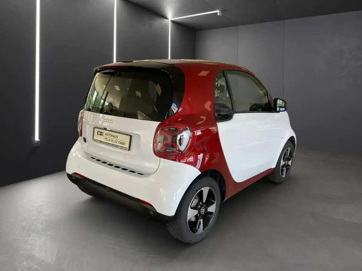 Gebraucht Smart ForTwo Electric Drive Exclusive 60 kW (82 PS) 2024 Bodypanels in white Coupé