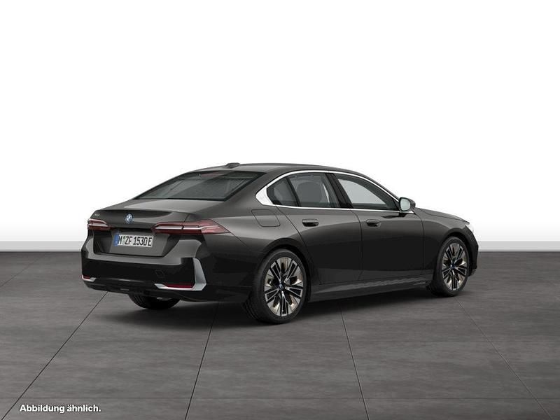 Gebraucht BMW 550e 489 PS (359 kW) 2025 Grau Limousine