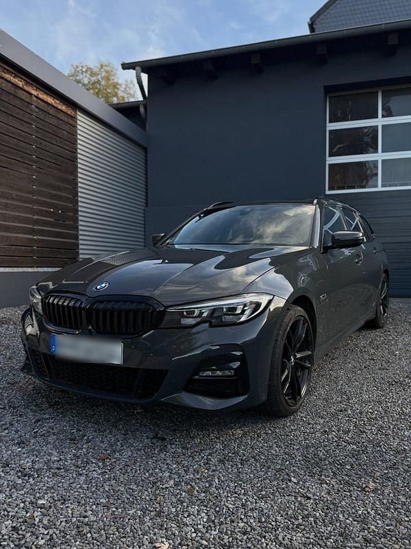 Grau Gebraucht 2021 BMW 320e M Sport Kombi | 29.900 € (Etwas zu teuer) - Bild 1/4