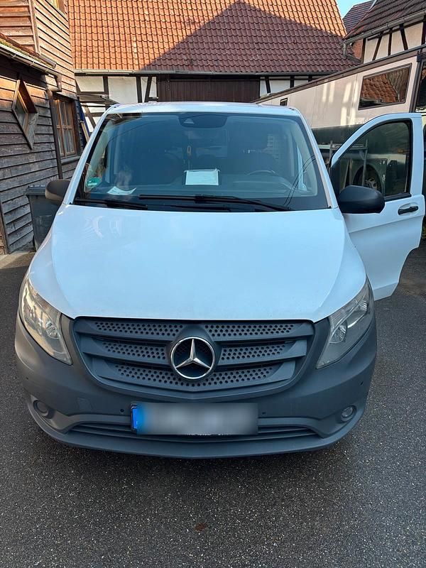 Weiß Gebraucht 2015 Mercedes Vito Van / Kleinbus | 8.000 € - Bild 1/4