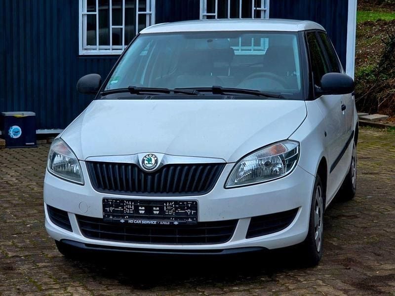 Weiß Gebraucht 2011 Skoda Fabia Cool Edition Limousine | 1.950 € (Superpreis) - Bild 1/4