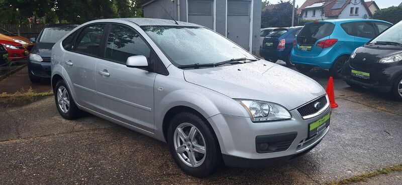 Silber Gebraucht 2005 Ford Focus Ghia Limousine | 3.550 € (Etwas zu teuer) - Bild 1/4
