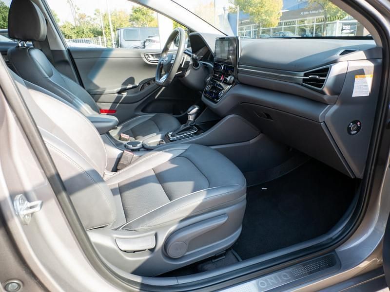 Gebraucht Hyundai Ioniq Premium 141 PS (103 kW) 2019 Beige / fluidic metal Kleinwagen