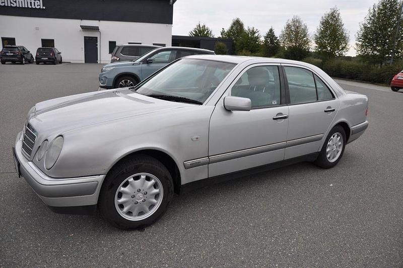 Silber Gebraucht 1999 Mercedes 200 Limousine | 3.300 € (Fairer Preis) - Bild 1/4