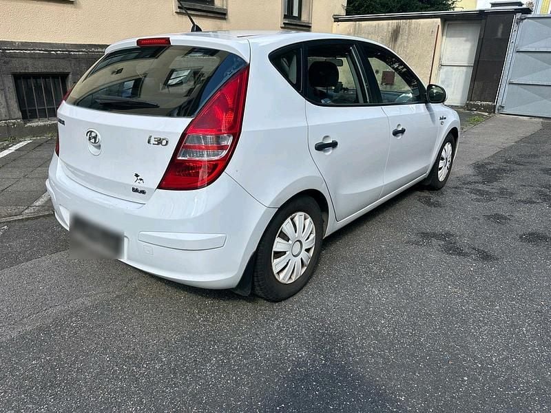 Weiß Gebraucht 2010 Hyundai i30 Limousine | 1.990 € (Superpreis) - Bild 1/4