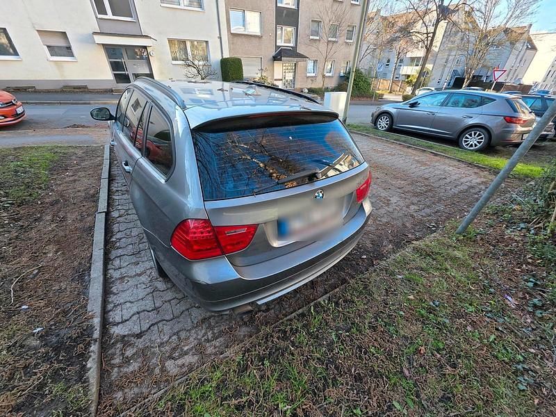 Gebraucht BMW 318 143 PS (105 kW) 2010 Grau Kombi