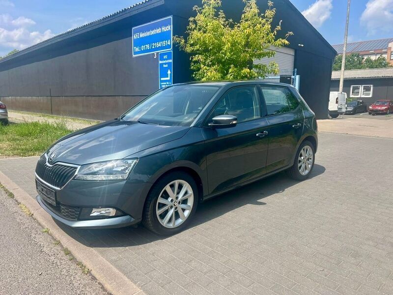 Grau Gebraucht 2021 Skoda Fabia Style Limousine | 16.100 € (Guter Preis) - Bild 1/4