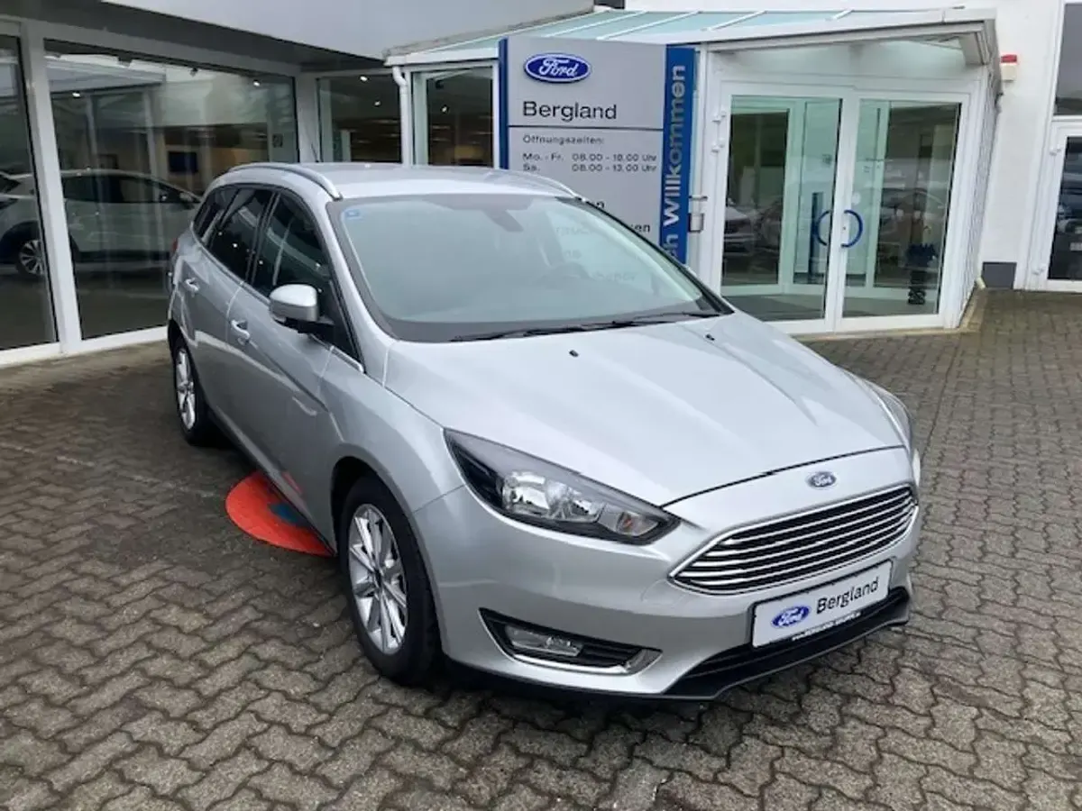 Gebraucht Ford Focus Titanium 125 PS (91 kW) 2017 Polarsilber metallic  zjncww Kombi