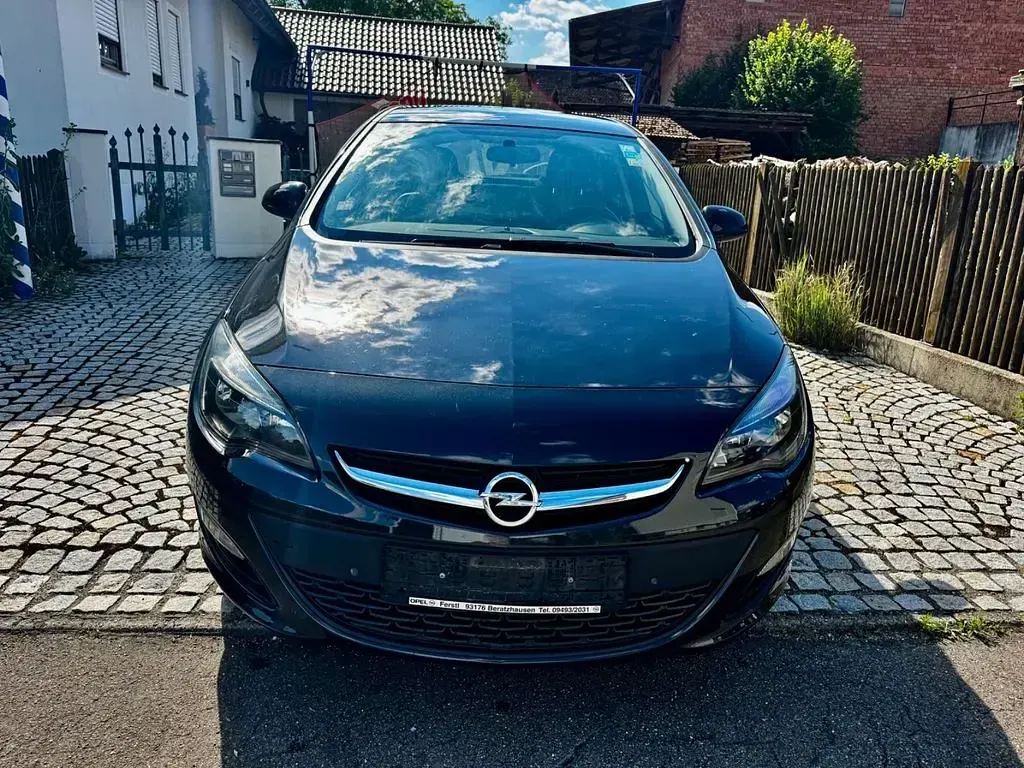 Gebraucht Opel Astra Selection 140 PS (102 kW) 2015 Schwarz Limousine