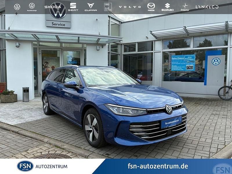 Blau Gebraucht 2024 VW Passat Elegance Kombi | 41.990 € (Fairer Preis) - Bild 1/4