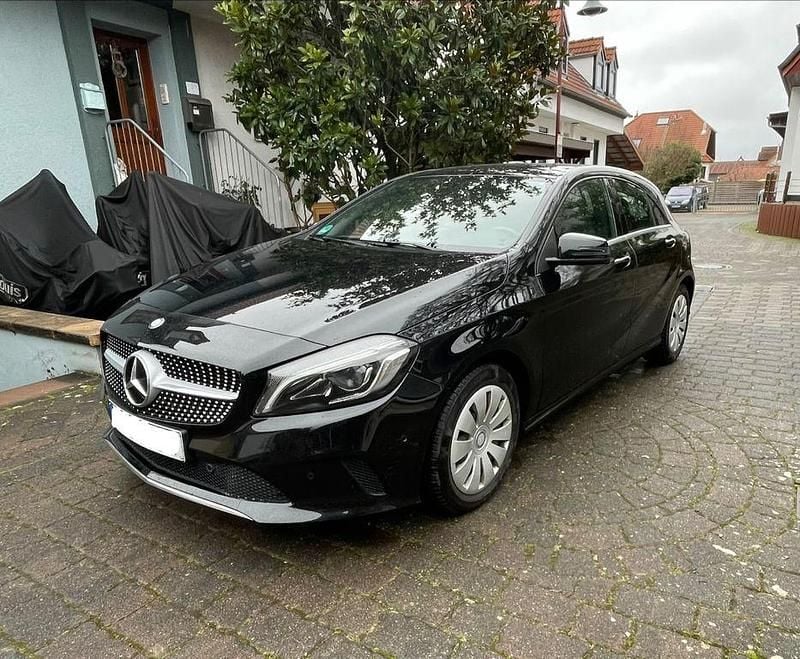 Gebraucht Mercedes A160 102 PS (75 kW) 2016 Schwarz Limousine