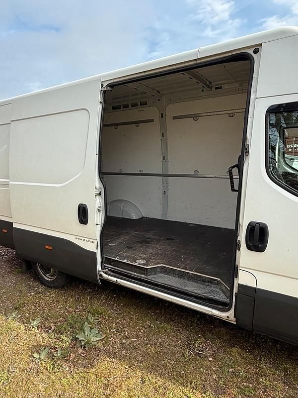 Second-hand Iveco Daily 156 CP (114 kW) 2020 Alb Monovolum