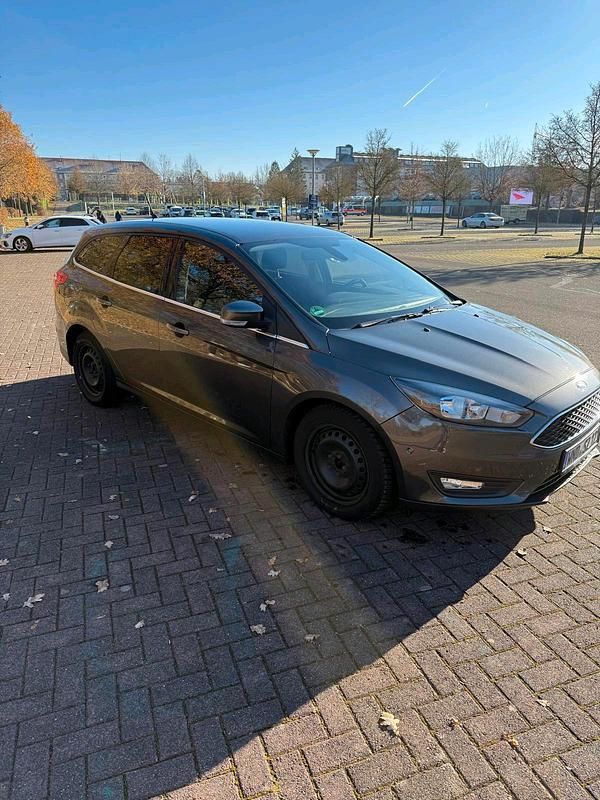 Grau Gebraucht 2018 Ford Focus Kombi | 9.499 € (Fairer Preis) - Bild 1/4