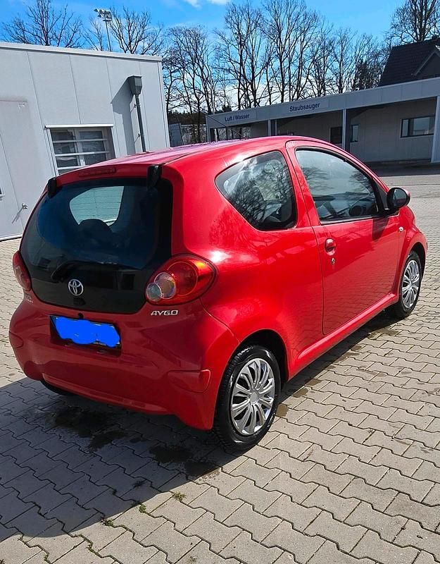 Rot Gebraucht 2007 Toyota Aygo Kleinwagen | 2.000 € (Fairer Preis) - Bild 1/4