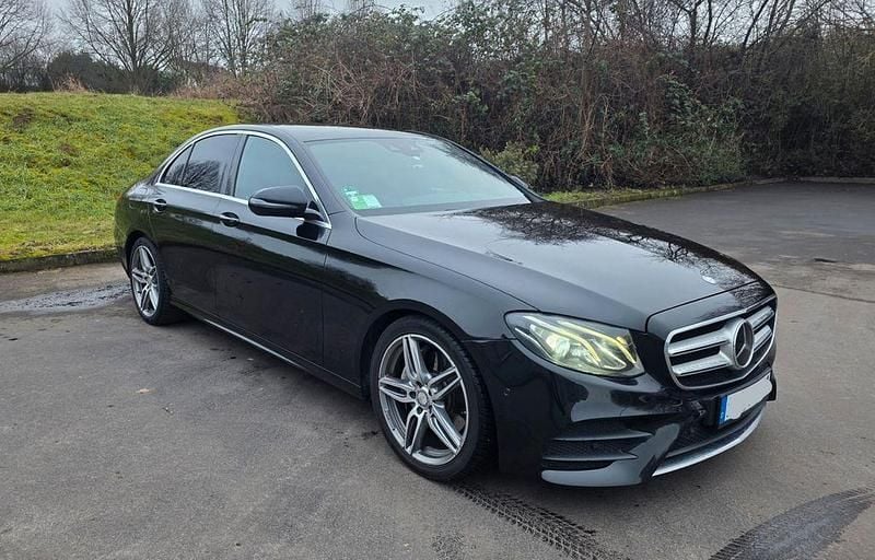 Schwarz Gebraucht 2016 Mercedes E220 AMG line Limousine | 21.300 € (Fairer Preis) - Bild 1/4