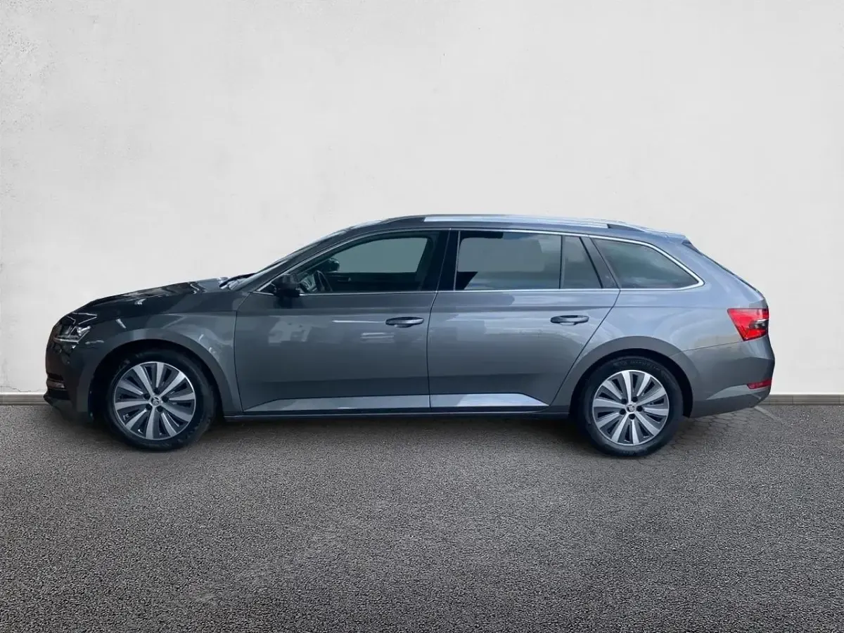 Gebraucht Skoda Superb Style 150 PS (110 kW) 2023 Graphitegrau Kombi
