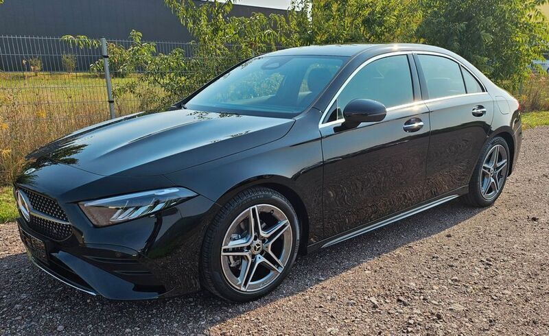 Schwarz Neu 2024 Mercedes A180 AMG Limousine | 33.990 € (Superpreis) - Bild 1/4