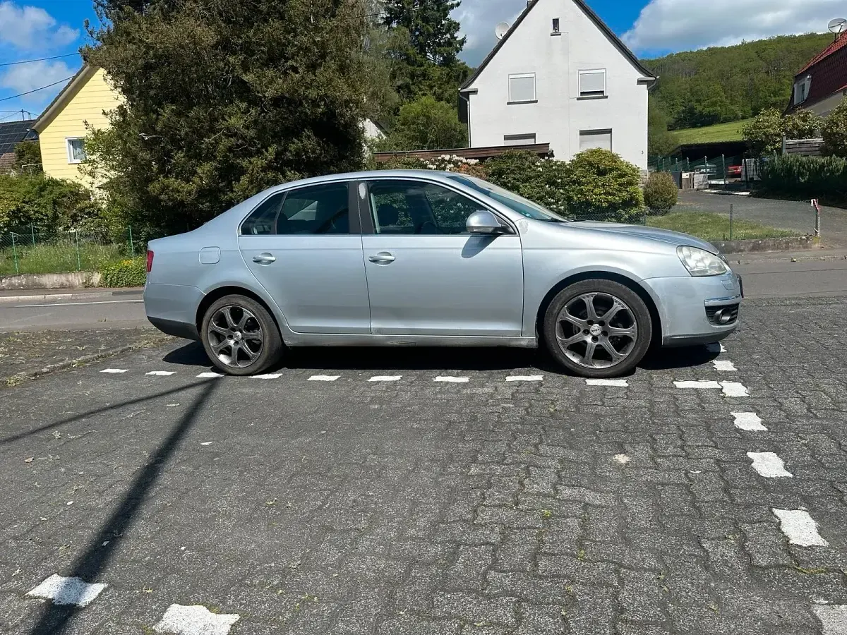 Gebraucht VW Jetta 105 PS (77 kW) 2007 Silber Limousine