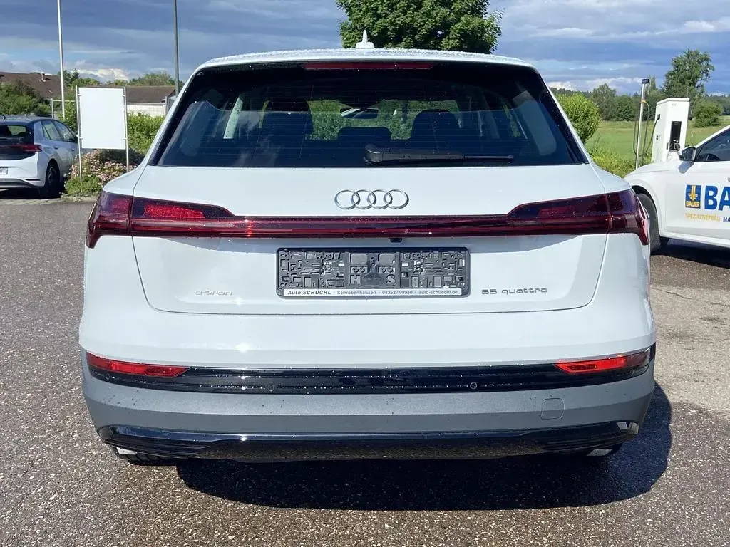 Gebraucht Audi e-tron 300 kW (408 PS) 2022 Gletscherweiß metallic SUV