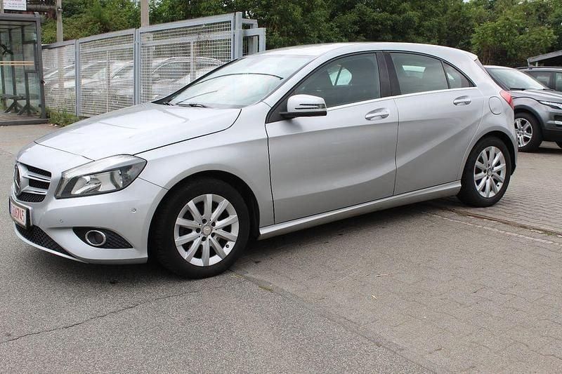 Gebraucht Mercedes A180 Urban 122 PS (89 kW) 2014 Silber Limousine