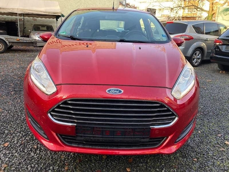 Rot Gebraucht 2016 Ford Fiesta Trend Limousine | 6.700 € (Fairer Preis) - Bild 1/4