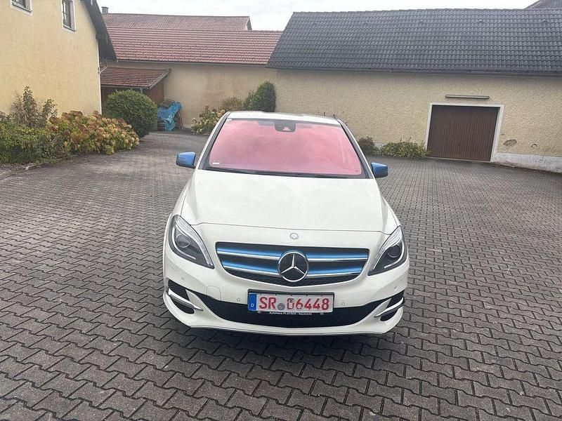 Gebraucht Mercedes B250e 131 kW (179 PS) 2016 Weiß Van / Kleinbus