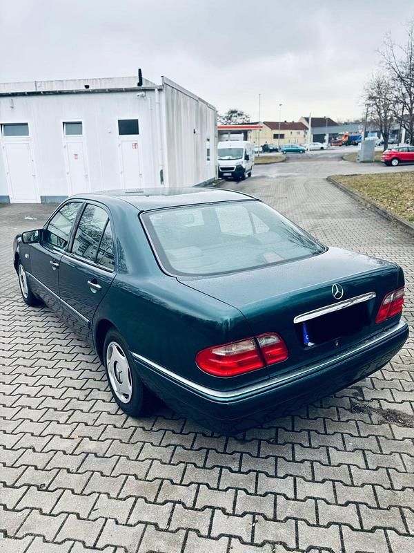 Gebraucht Mercedes E230 150 PS (110 kW) 1997 Grün Limousine
