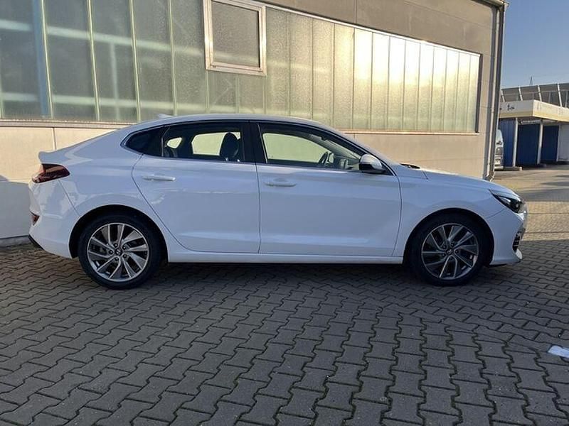 Gebraucht Hyundai i30 Style 140 PS (102 kW) 2019 Weiß Limousine