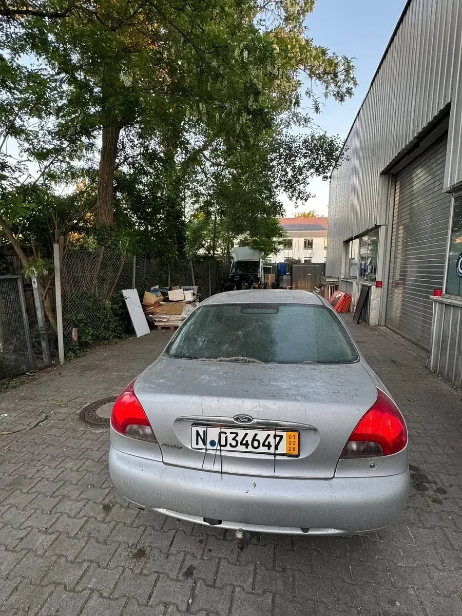 Usado Ford Mondeo 130 CV (95 kW) 1999 Verde Utilitario