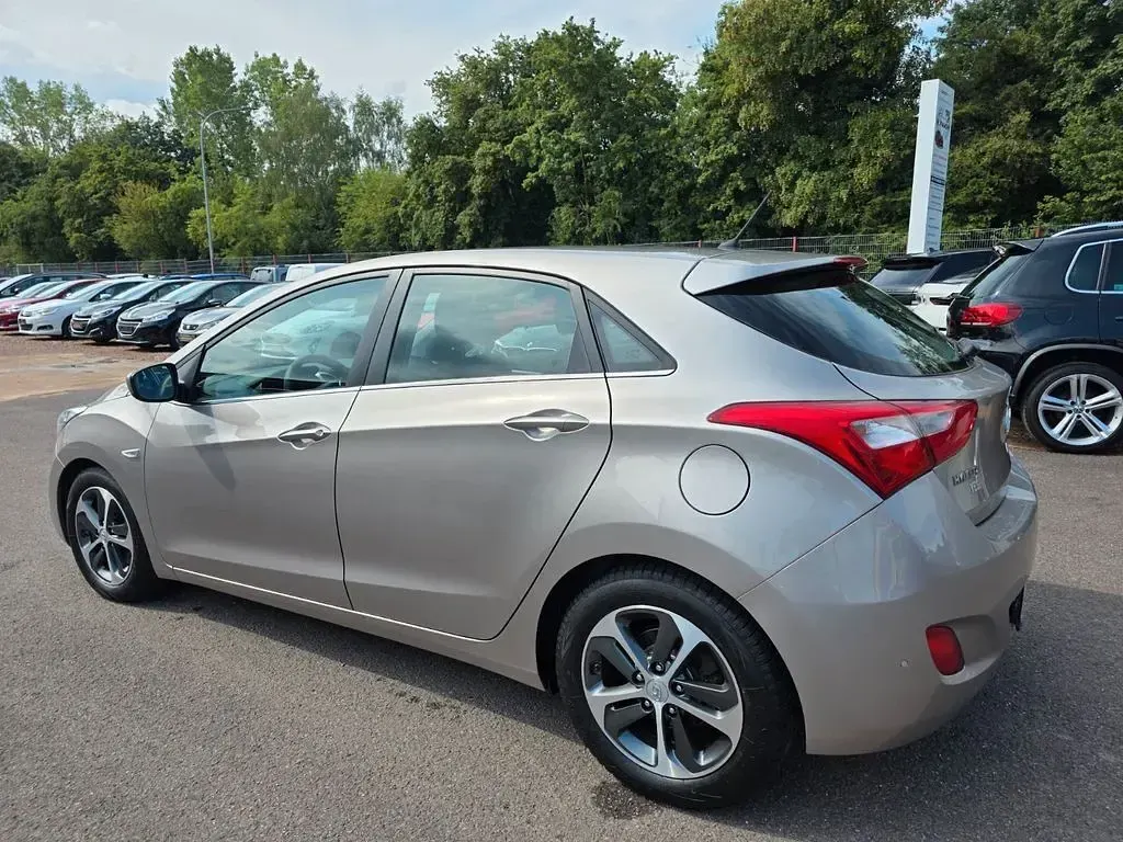 Gebraucht Hyundai i30 YES! 110 PS (80 kW) 2015 Weiß Limousine