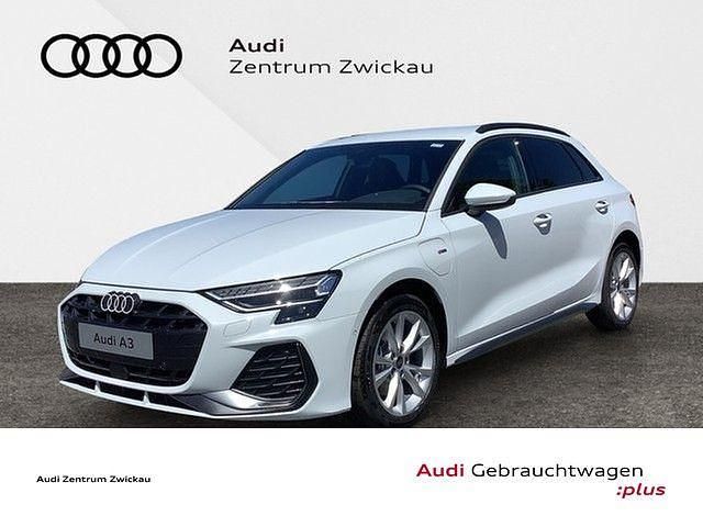 Gletscherweiß metallic Gebraucht 2025 Audi A3 Sportback e-tron S-Line Limousine | 52.190 € - Bild 1/4