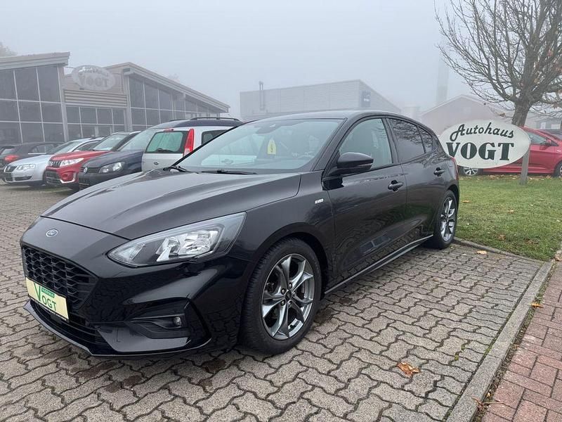 Schwarz Gebraucht 2020 Ford Focus ST-Line Limousine | 17.490 € (Fairer Preis) - Bild 1/4