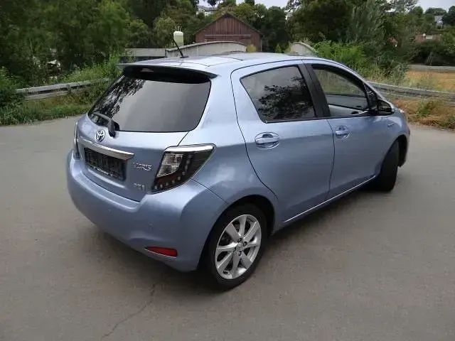Gebraucht Toyota Yaris Hybrid 101 PS (74 kW) 2013 Blau Limousine