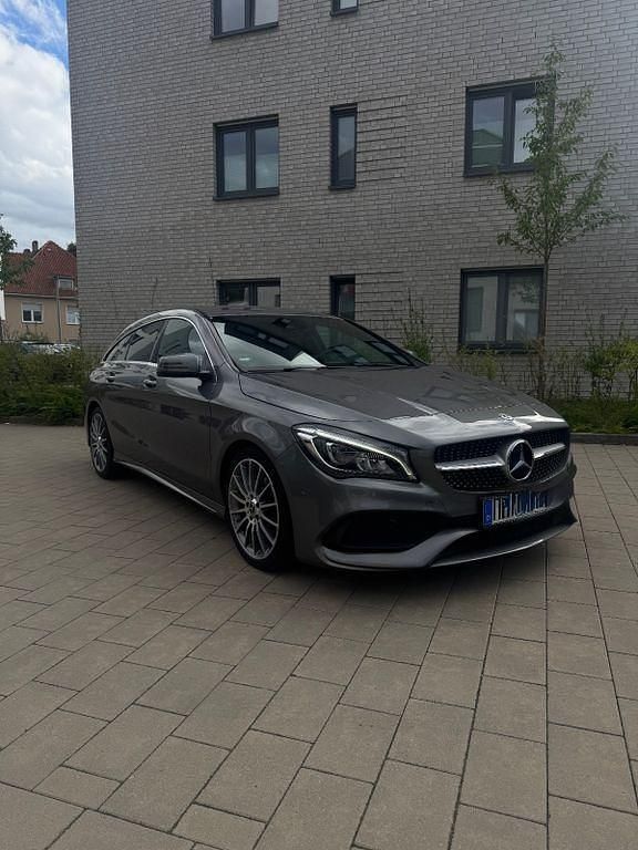 Grau Gebraucht 2018 Mercedes CLA180 Shooting Brake Kombi | 18.890 € (Fairer Preis) - Bild 1/4