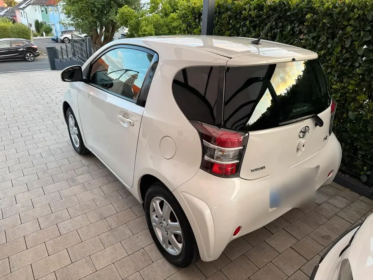 Gebraucht Toyota iQ 68 PS (50 kW) 2011 Weiß Kleinwagen