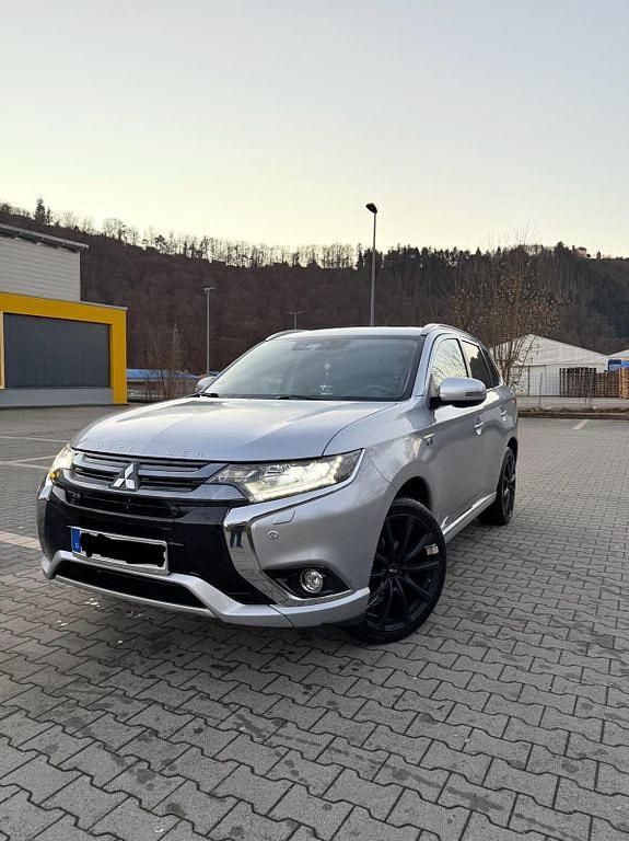 Silber Gebraucht 2018 Mitsubishi Outlander P-HEV Top SUV | 18.990 € (Fairer Preis) - Bild 1/4