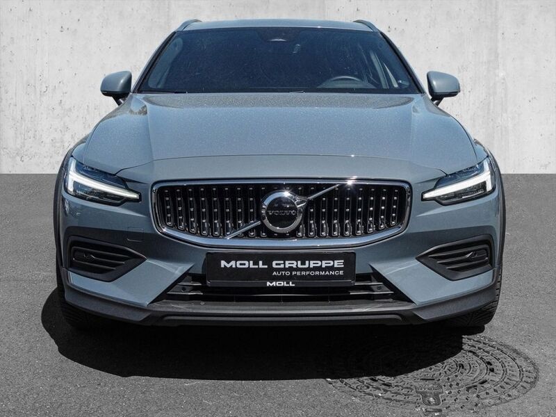 Gebraucht Volvo V60 CC Plus 197 PS (144 kW) 2023 Thunder grey / metallic Kombi