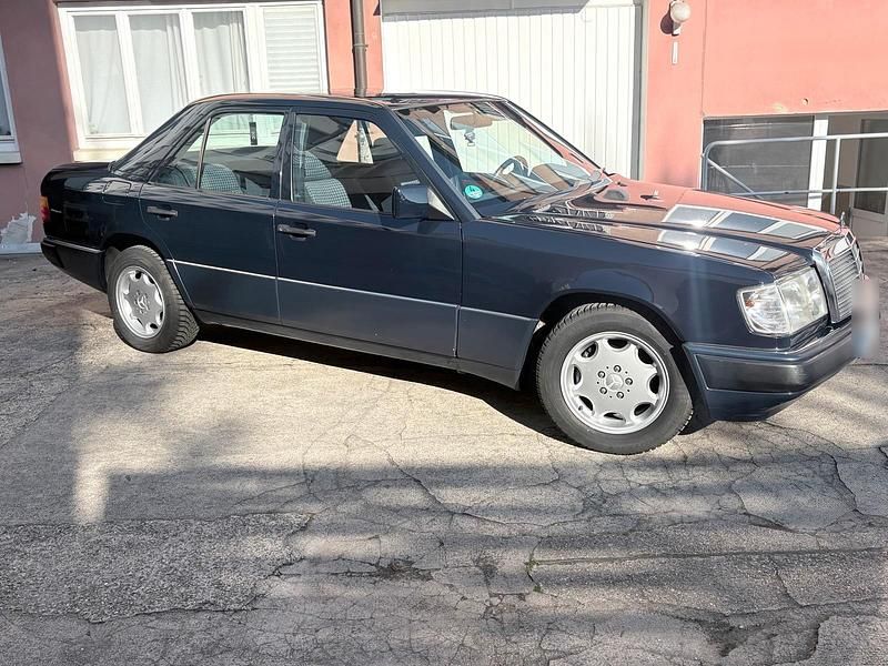 Gebraucht Mercedes E230 132 PS (97 kW) 1990 Blau Limousine